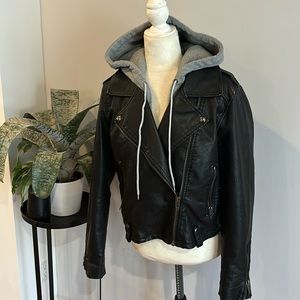 Women’s faux leather short jacket. LARGE